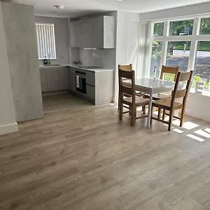  Apartment Spacious 2 Bedroom Flat